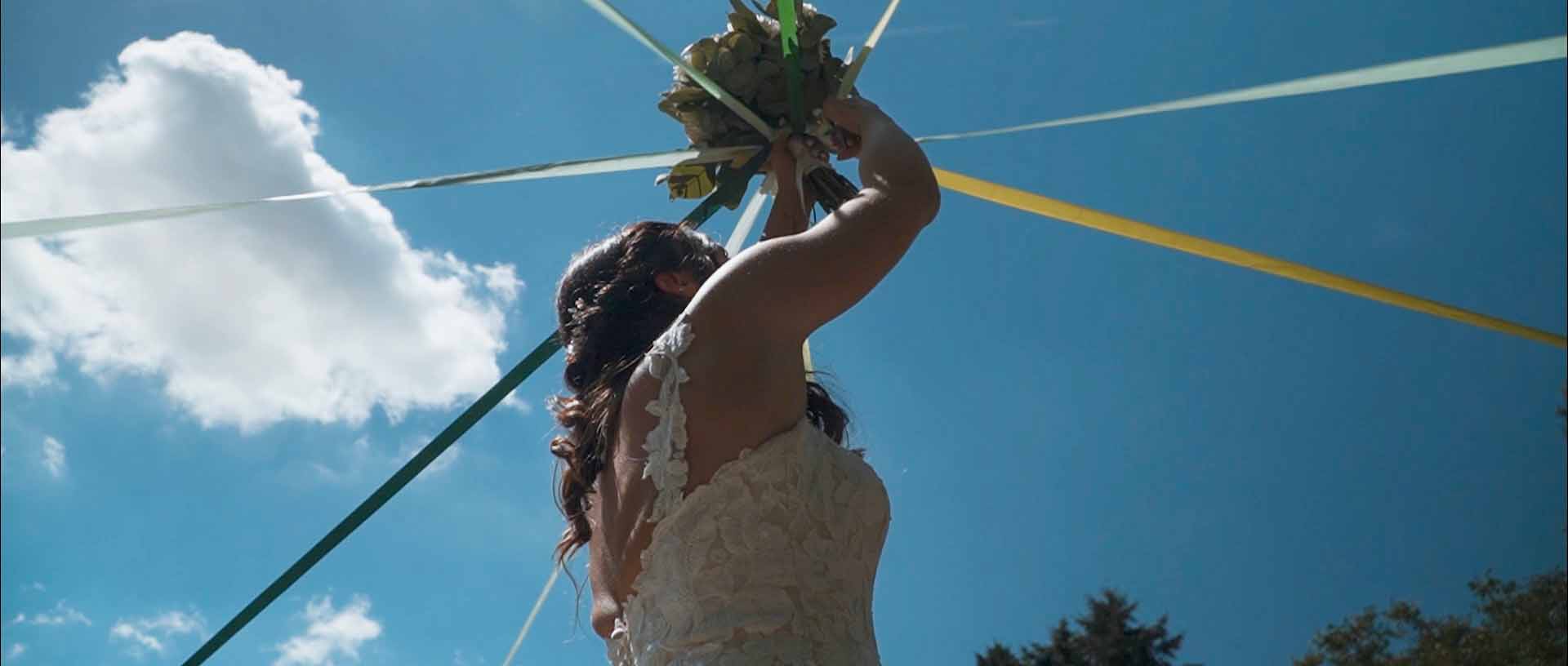 La mariée coupe un rauban durant la tradition de la ronde des rubans.<br />
En tête page formules