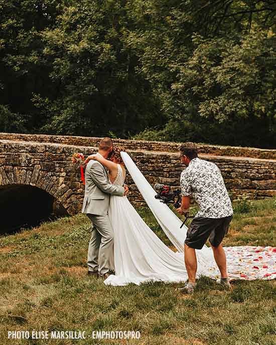 Karim Duménil filme un couple de mariés phot d'Élise Marsillac emphotospro